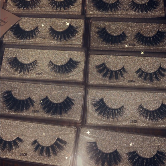 I sell clothes shoes lashes & more - Picture 6 of 7
